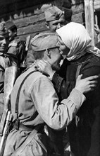 World war 2, collective farmer of kapustnovo village in the smolensk region, anna solovyeva, greeting soldiers of the red army, september 1943.