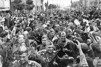 The inhabitants of pkenyan bid a fond farewell to the soviet army who, in accordance with the agreement of the soviet government, are leaving exactly on the date promised.