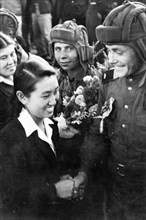 The inhabitants of pkenyan bid a fond farewell to the soviet army who, in accordance with the agreement of the soviet government, are leaving exactly on the date promised.