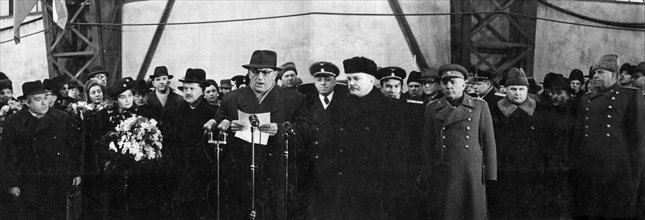 Zoltan tildy, president of the hungarian republic, and the hungarian delegation arriving in moscow, february 1948