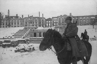 Red army soldiers in grounds of peterhof palace (petrovorets) which was destroyed by the rretreating german army, leningrad region, ussr, 1944, world war 2.
