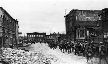 World war 2, battle of stalingrad, reinforcements marching through the streets of stalingrad on their way to the front lines.