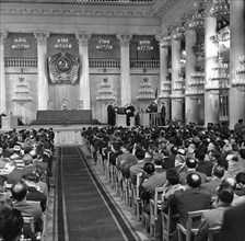Trial of u2 spy plane pilot francis gary powers in house of unons' hall of columns, moscow, ussr, 1960, powers siting in the dock at right.