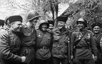 Soviet and american soldiers after meeting at the elba river on april 25, 1945.