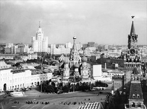 Moscow in the 1950s, the lower end of red square showing the spasskaya tower (right) and st, basil's cathedral.