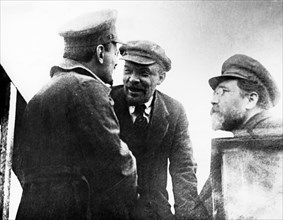 Vladimir lenin, leo trotsky, and lev kamenev on sverdlovsk square in moscow, may 1920.