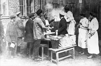 Cheap meals being distributed among moscow workers in the early 1920s.