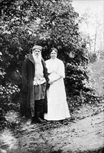 Leo tolstoy with his wife sofia andreyevna at yasnaya polyana on their wedding anniversary, september 23, 1905.