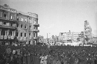 World war 2, battle of stalingrad, in liberated stalingrad, a rally is held for general rodimtsev's heroes, 1943.