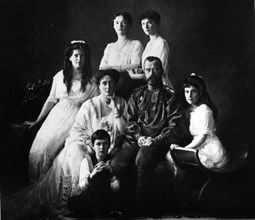 Russian royal family: emperor nicholas ll, empress alexandra fyodorovna, grand duchesses (from left) maria, tatyana, olga, anastasia and crown prince alexei, 1913.