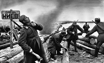 Soviet sappers set up a crossing of the dnieper river in 1943 on the approach to kiev.