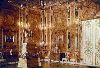 Amber room of catherine palace, tsarskoye selo, ussr, 1917, this is the only existing color photo of the amber room before world war ll.