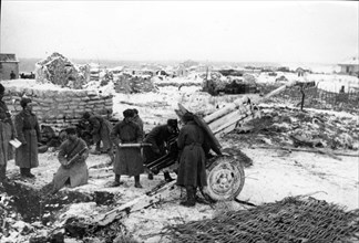 Red army artillery crew on the firing line north west of stalingrad, world war ll.