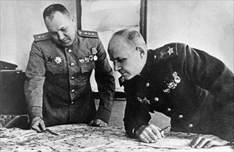Colonel general m, zakharov (left), chief of staff of the second ukrainian front, and marshall i, konev laying plans for the encirclement of the germans prior to the battle of korsun-shevchenkovsky in...