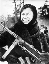 Soviet partisan nastya with a captured german machinegun, 1943.