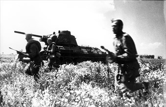 Soviet soldiers assault germans in 1944.