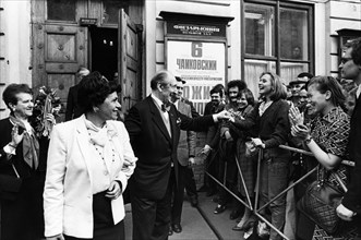 Pianist vladimir horowitz shaking hands with his leningrad fans while leaving the dmitri shostakovich philharmonic society hall after one of his concerts, may 1986.