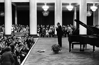 Pianist vladimir horowitz at the end of his concert at the dmitri shostakovich philharmonic society hall in leningrad, ussr, may 1986.