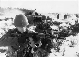 Mechanized rifles, sgnts a, shilkin (left) and n, lapko assault maneuvers, march 1987.