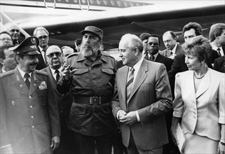 Fidel castro, head of the communist party of cuba (left) meeting mikhail gorbachev, general secretary of the cpsu with his wife, raisa at the havana airport, havana, cuba, april 1989.