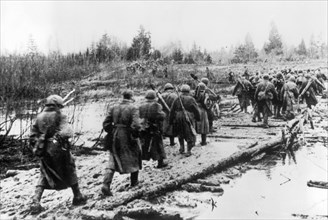 Soviet units of the 167th infantry regiment of the 1st guards division near the city of sukhinichi on their march to the west, 1942.