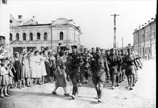 Soviet soldiers in the streets of the liberated city of orel, 1944.