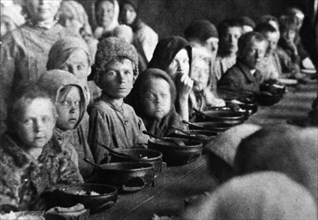 A canteen for starving people in the town of pokrovsk (engels), near saratov, soviet union, 1923, famine.