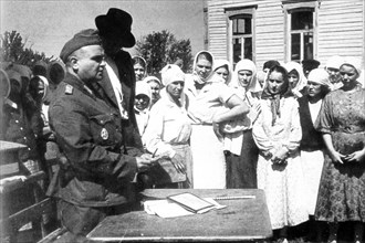 Residents of a ukrainian village are registered by wehrmacht representatives, summer 1941.