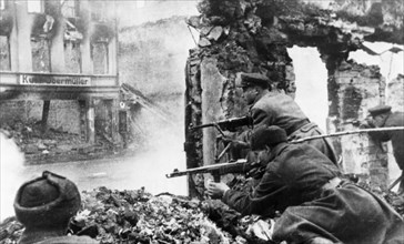 Russian red army soldiers engaged in street fighting in koenigsburg, east prussia, april 1945, world war 2.