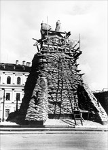 The monument to czar nicholas i protected by sandbags, 1941.