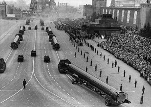 Sandal (ss-4) missiles at a 1962 may day parade in red square, moscow, ussr, the ss-4 is a single-stage, liquid-fuel irbm with a choice of nuclear or conventional warheads and a range of 1,100 miles, ...