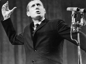 Yevgeny yevtushenko reciting his poetry at tchaikovsky hall, moscow, ussr, december 1962.