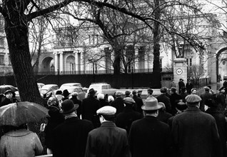 People gathered outside spaso house, the residence of the united states ambassador, mourning the death of president john f, kennedy, november 23, 1963, moscow, ussr.