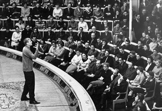 Yevgeny yevtushenko reciting his poetry at the tchaikovsky concert hall, moscow, ussr, december 1963.