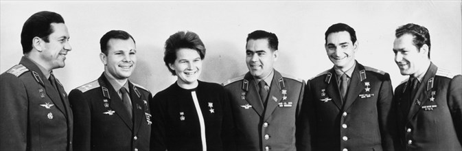 6 heros of the soviet union cosmonauts pilots (left to right) popovich, gagarin, tereshkova, nikolayev, bykovsky and titov, 1963.