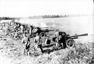 A soviet anti-tank unit in an open firing position outside bryansk, western front, in 1943.