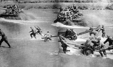 World war 2, soviet troops crossing a river in the approach to lvov, poland, 1944, photo taken from the 'great deed' photo album.