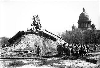 Monument to peter the great on the neva embankment during the removal of the protective cover, leningrad, world war ll.