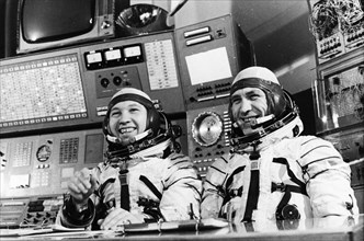 Soyuz 15, soviet cosmonauts gennadi sarafanov and lev demin (dyomin) at the yuri gagarin cosmonauts training center, 1974.