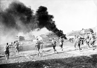 Soviet soldiers of the voronezh front liberate a village north of belgorod in 1943.