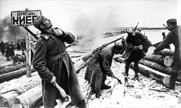 Soviet sappers set up a crossing of the dnieper river in 1943 on the approach to kiev.