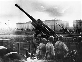 Artillery emplacements in frunzenskaya naberezhnaya in moscow during world war 2.