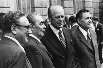 Leonid brezhnev, general secretary of cpsu central committee meeting with u,s, president gerald ford on august 2, 1975, hensinki, finland, far left: henry kissinger, u,s, secretary of state, far right...