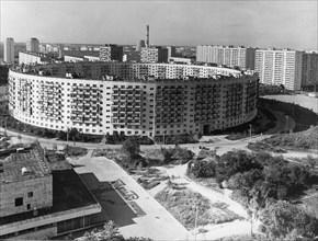 Ring type apartment building in matveevskoye district with one thousand apartment units, moscow residential area, apartment block, ussr, 1976.