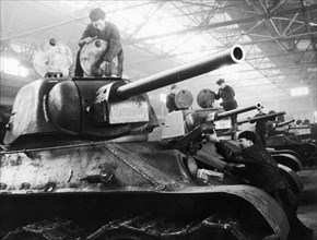World war 2, t-34 tanks being built in a factory in leningrad.