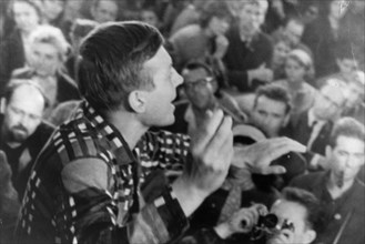 Soviet poet yevgeny yevtushenko reciting his work at a poetry evening held at the friendship club during the 8th world youth festival held in helsinki, finland, august 1962.