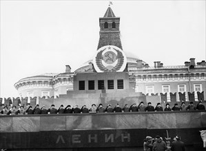 The line-up on the rostrum of lenin's tomb during the celebration of the 69th anniversary of the great october socialist revolution, november 7, 1986.