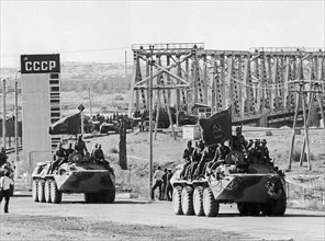 Termez, withdrawal of soviet troops from afghanistan on the bridge across the amu-darya river, may 18, 1988.