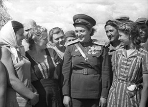 Ussr, odessa region, hero of the soviet union sniper lyudmila pavlichenko among collective farm workers at '?i????? ??????' (vilnij burlak) kolkhoz, 1944.