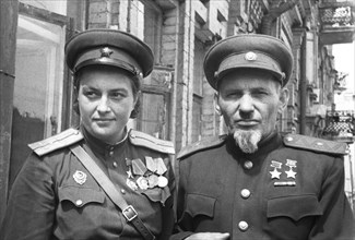 Twice hero of the soviet union major-general sidor kovpak and hero of the soviet union sniper lyudmila pavlichenko, 1944.